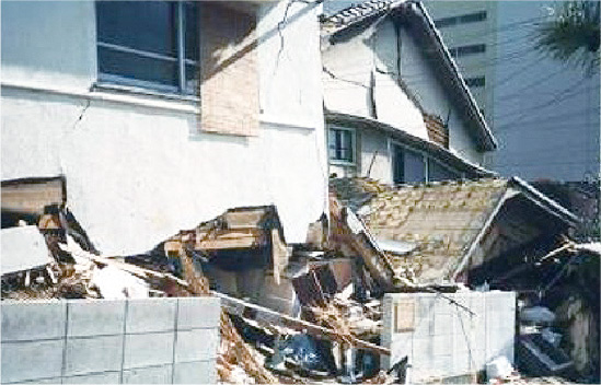 木造住宅の倒壊／神戸市東灘区