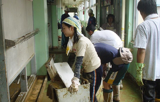 水害後の学校復旧のためのボランティアの活動