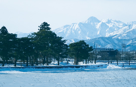 活火山としての雪の妙高山の遠景