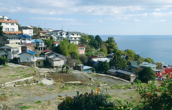 熱海土石流災害の生じた山から海への谷地形