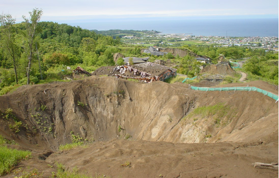 2000年の有珠山の噴火によって生じた西山火口群