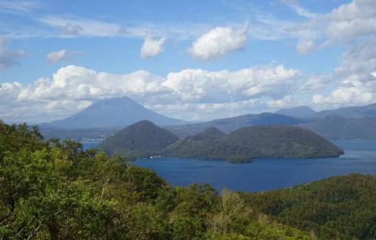 支笏洞爺国立公園に属する洞爺湖，中島と羊蹄山の景観